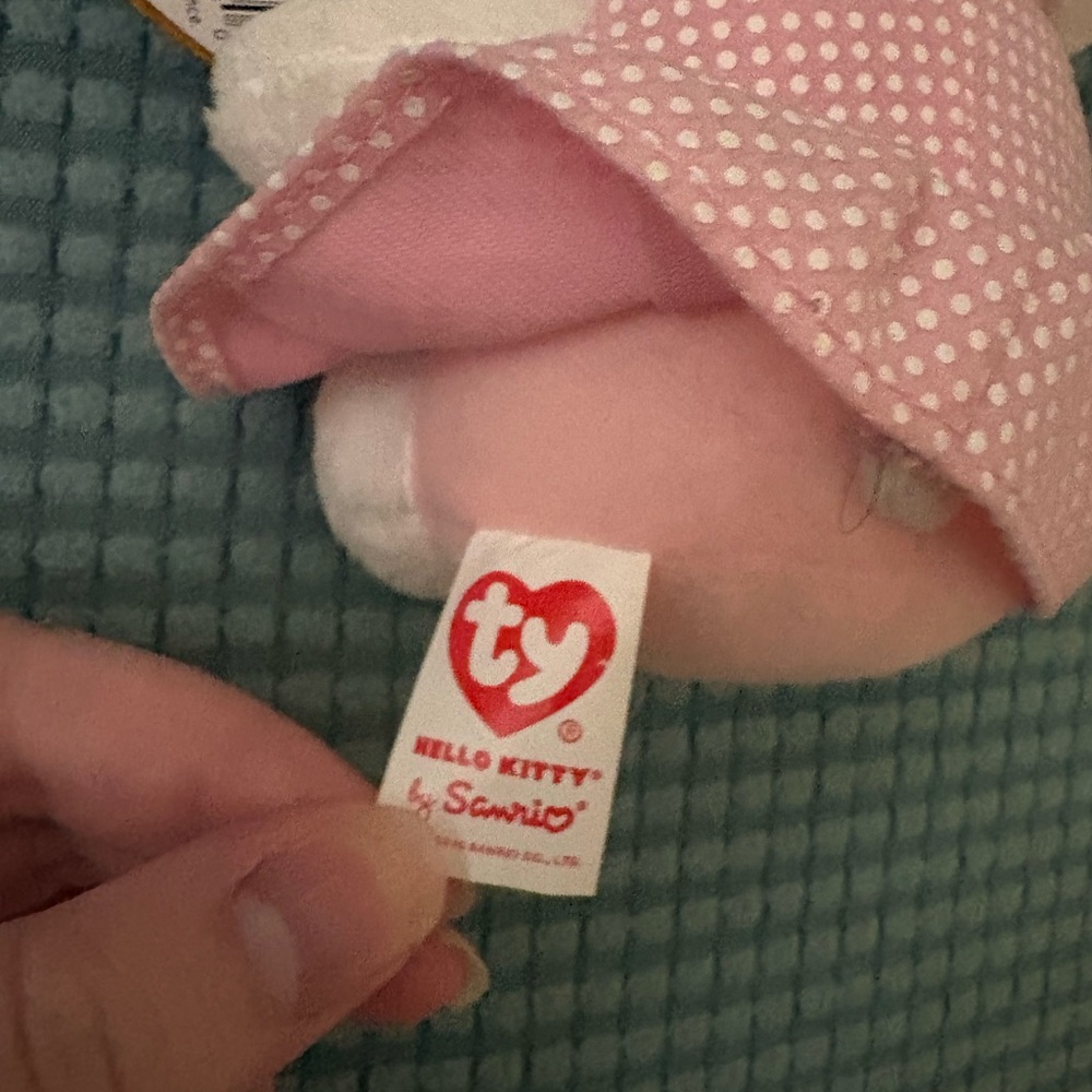 NWT Ty HELLO KITTY Pink/White Spotted Dress & Bow Holding Heart Beanie Baby 6” - Picture 3 of 6